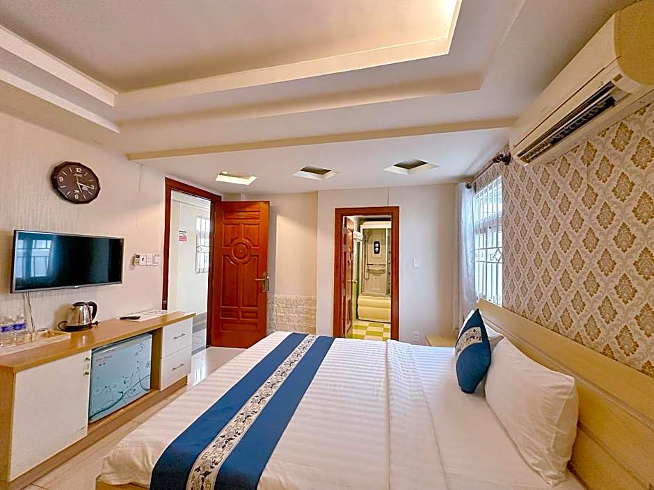 Photo 1 of 3 of Superior 1 Queen Bed