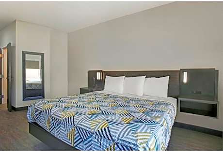 Deluxe King Room - Non-Smoking