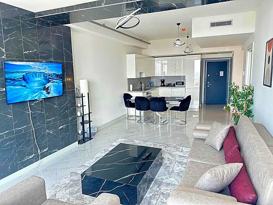 Luxury apt in the 40 plus floor