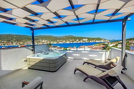 Villa Dalmatian Child with swimming pool, close to the beach