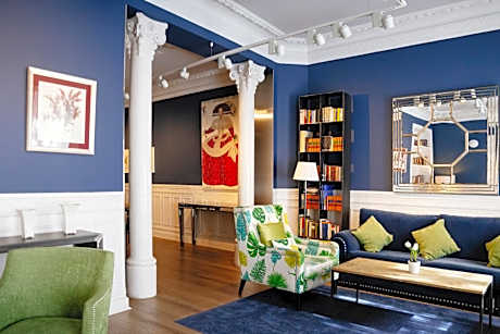 Petit Palace Lealtad Plaza