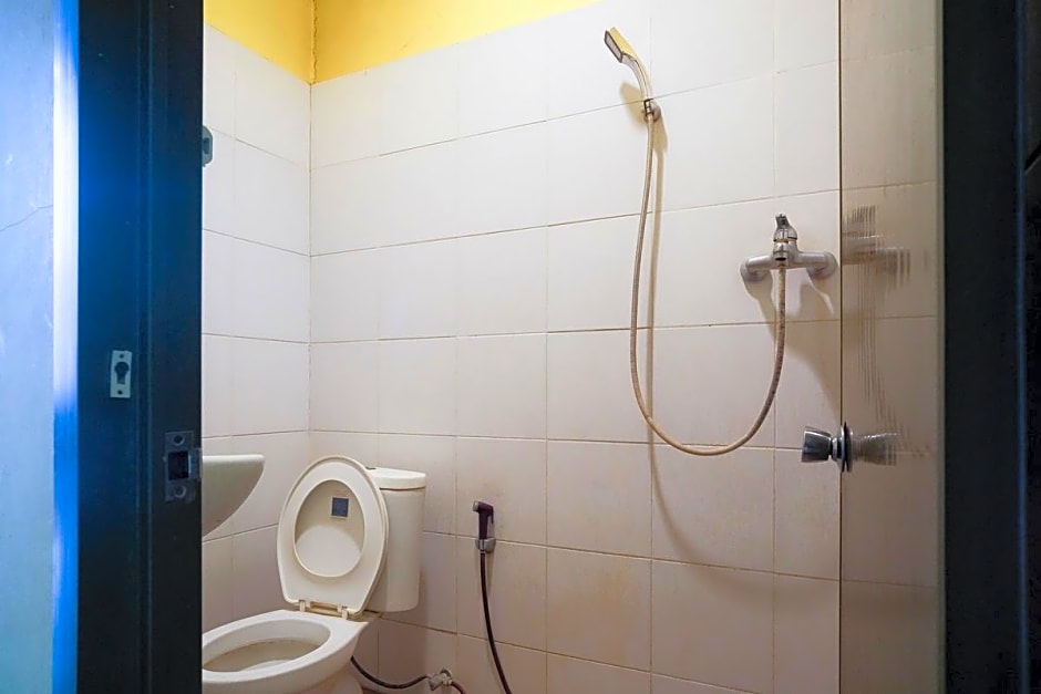 RedDoorz @ Sparkling Hotel near Stasiun Gubeng Surabaya