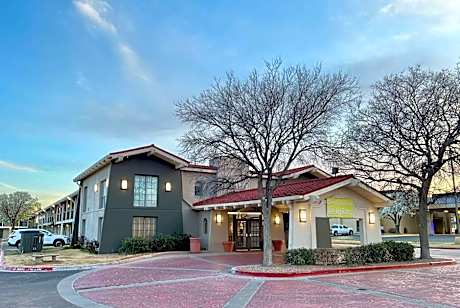 La Quinta Inn & Suites by Wyndham Mid-City