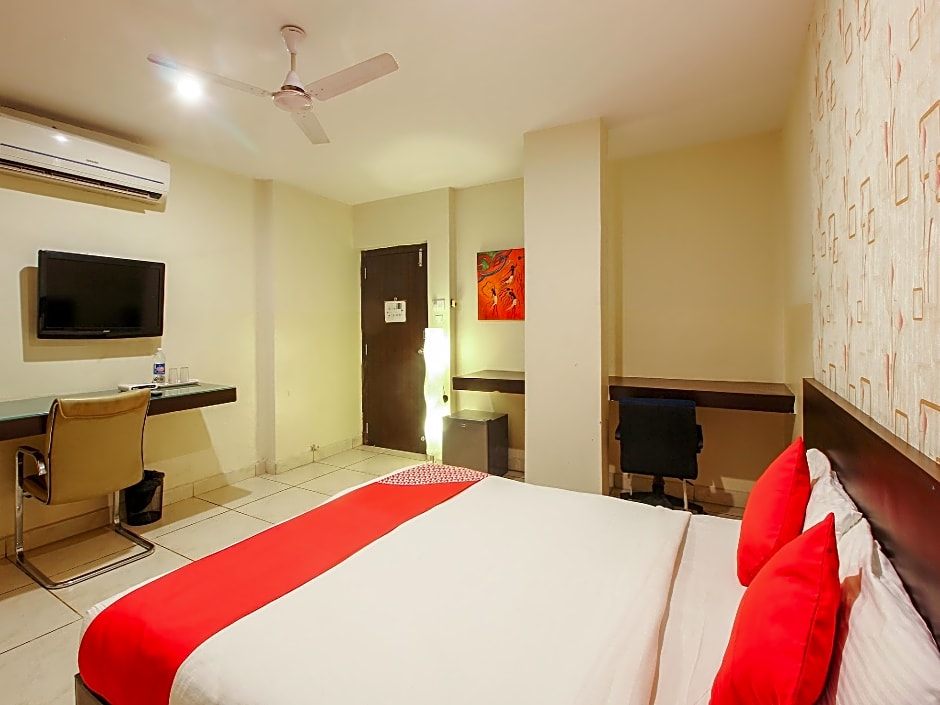 Capital O 18592 M Hotel