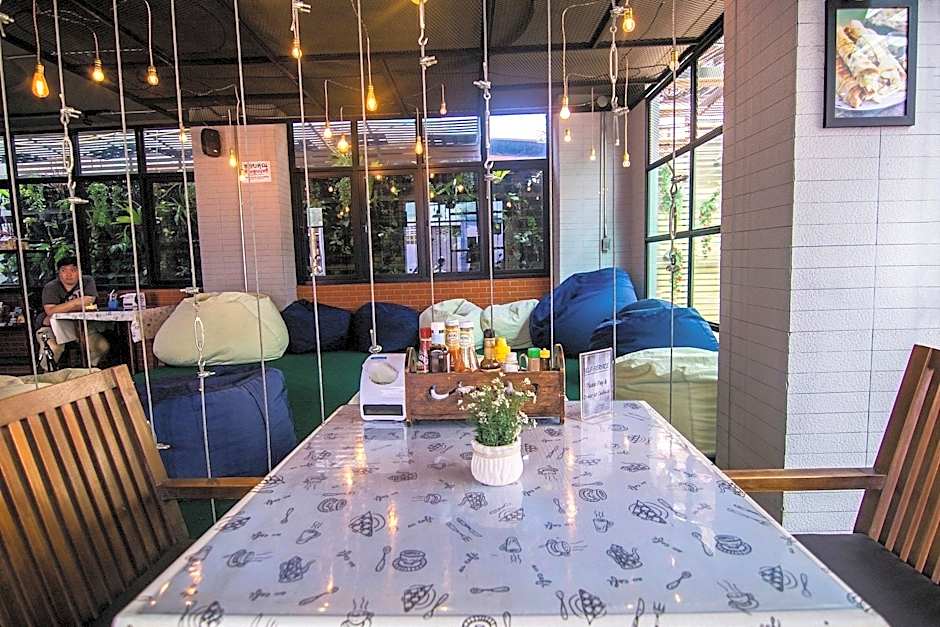 18 Coins Cafe & Hostel