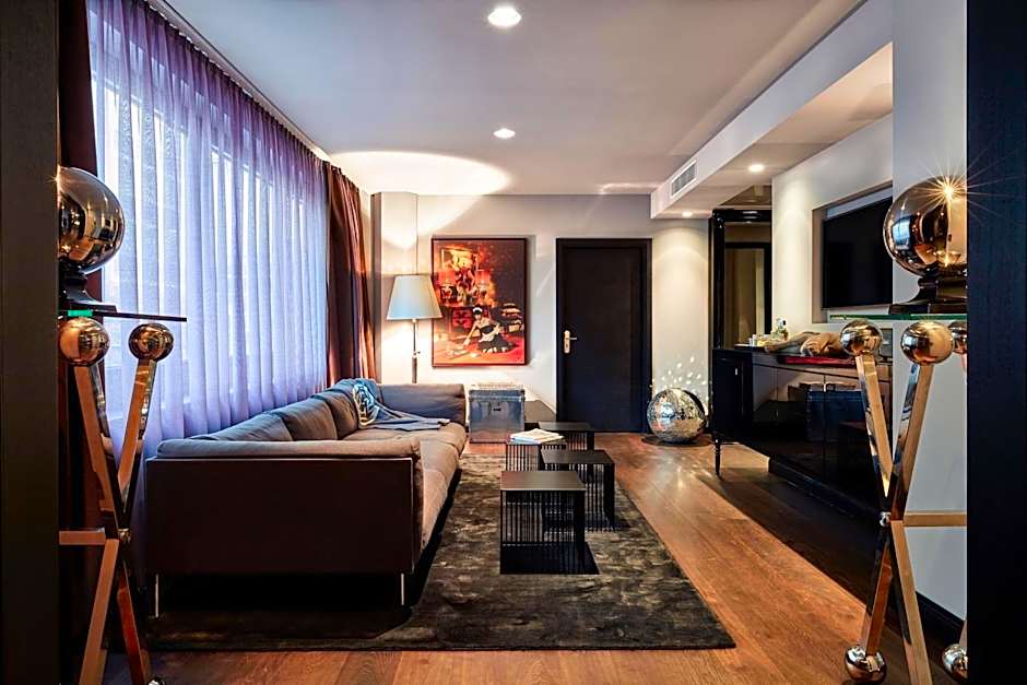 Roomers Frankfurt Central, Autograph Collection