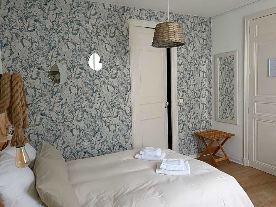 Chambres d'Hôtes et Gîtes- L'Abri sous Roche