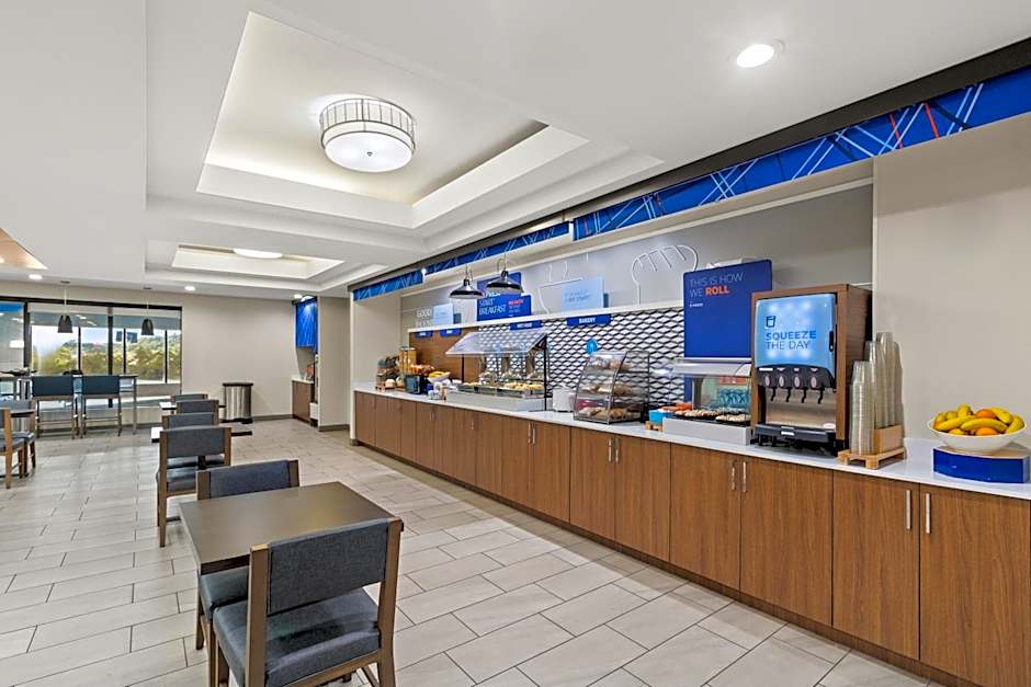 Holiday Inn Express & Suites Fairmont By IHG