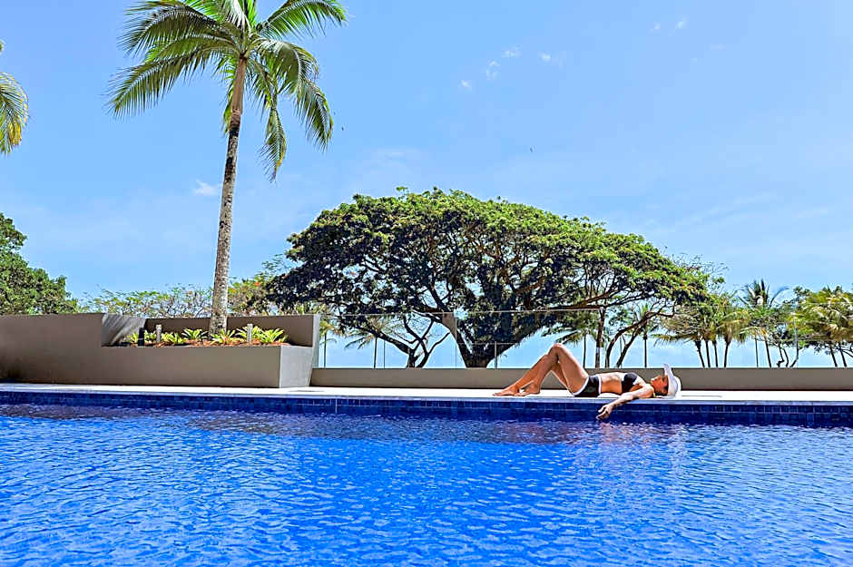 Cairns Harbourside Hotel