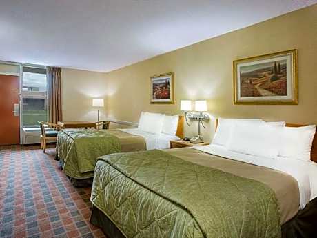 2 Double Beds Room
