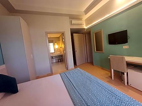 2 Interconnecting Rooms (6 pers - max 4 adults)