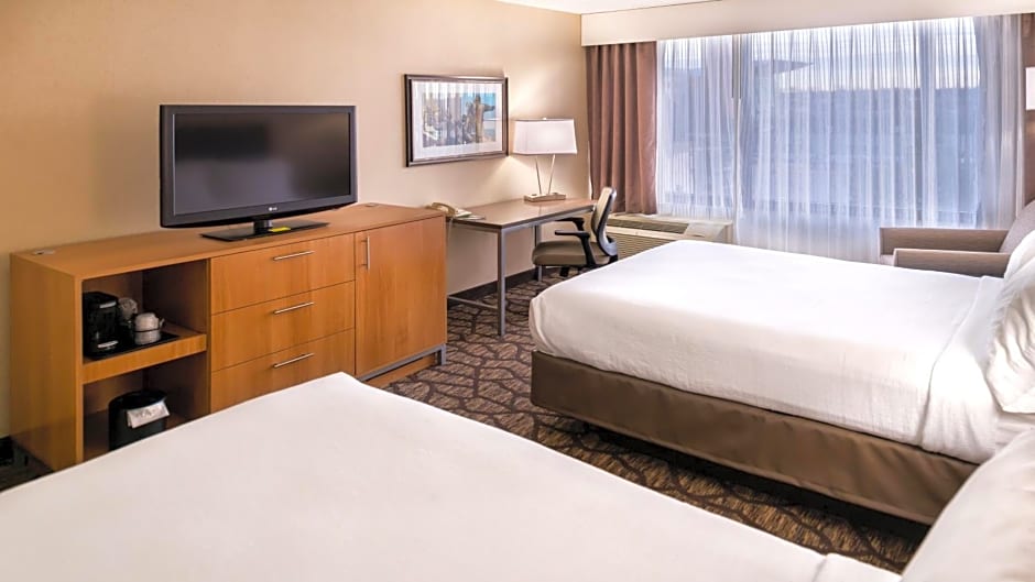 Holiday Inn Hotel & Suites Warren by IHG