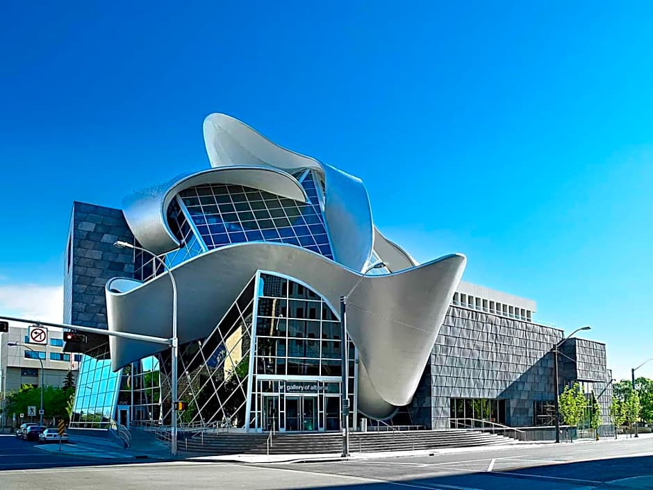 Tropical Oasis - King Beds - Free Netflix & Parking - Fast Wi-Fi