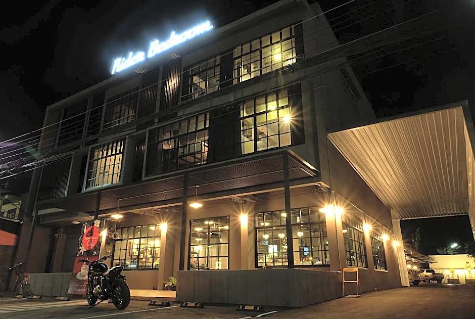 Rider Bedroom Hostel & Cafe