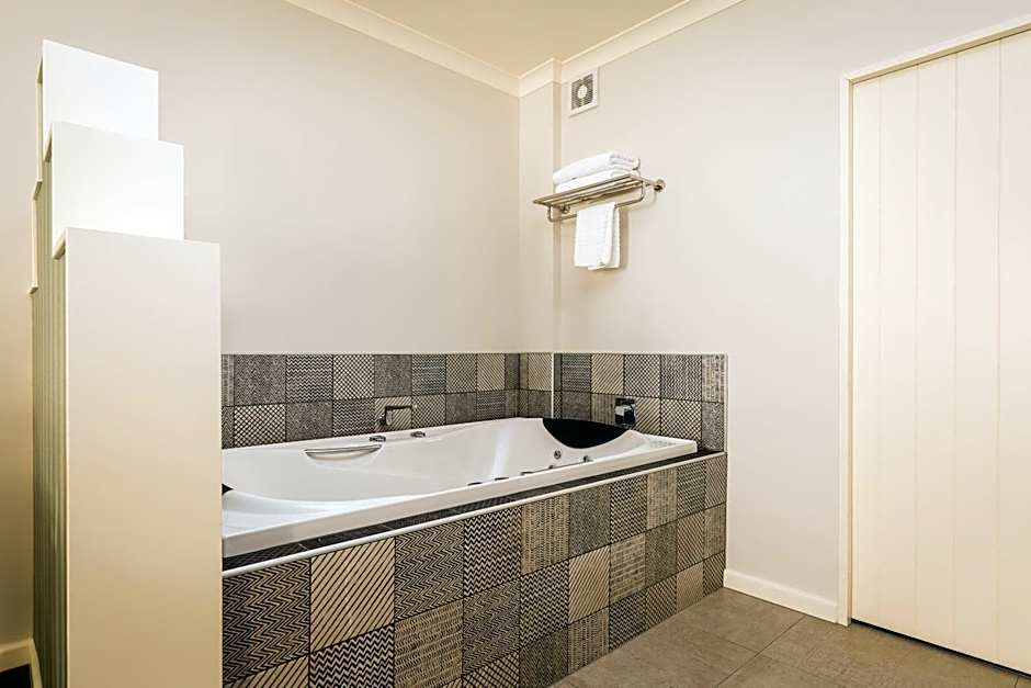 Pebble Beach Motor Inn