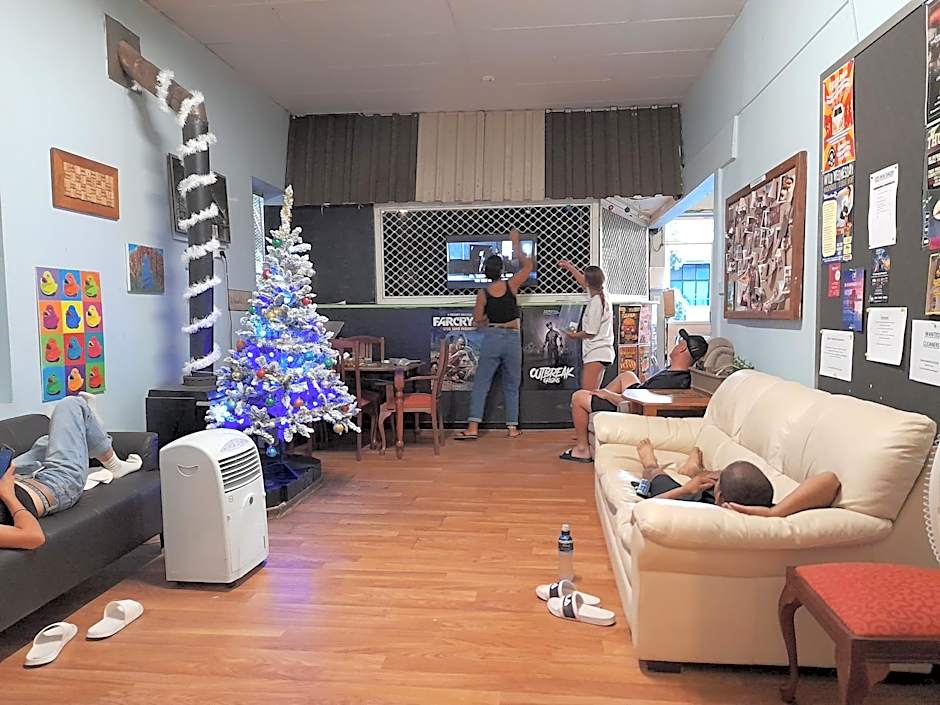 Ozi Inn Backpackers - Perth -Valid International Passport Required