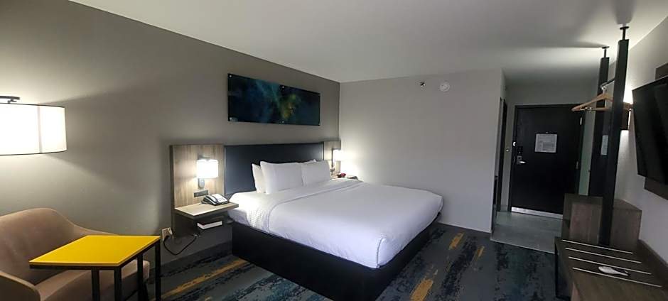 Photo 1 of 8 of 1 Queen Bed, Accessible