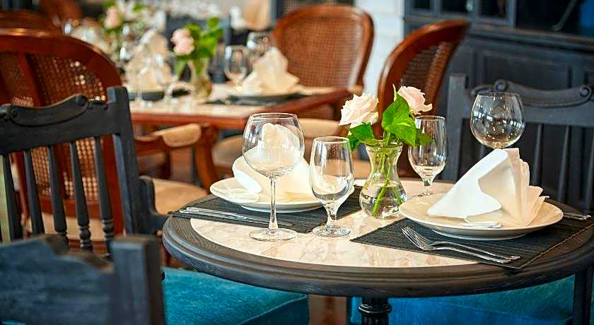 Manoir Des Arts Hotel