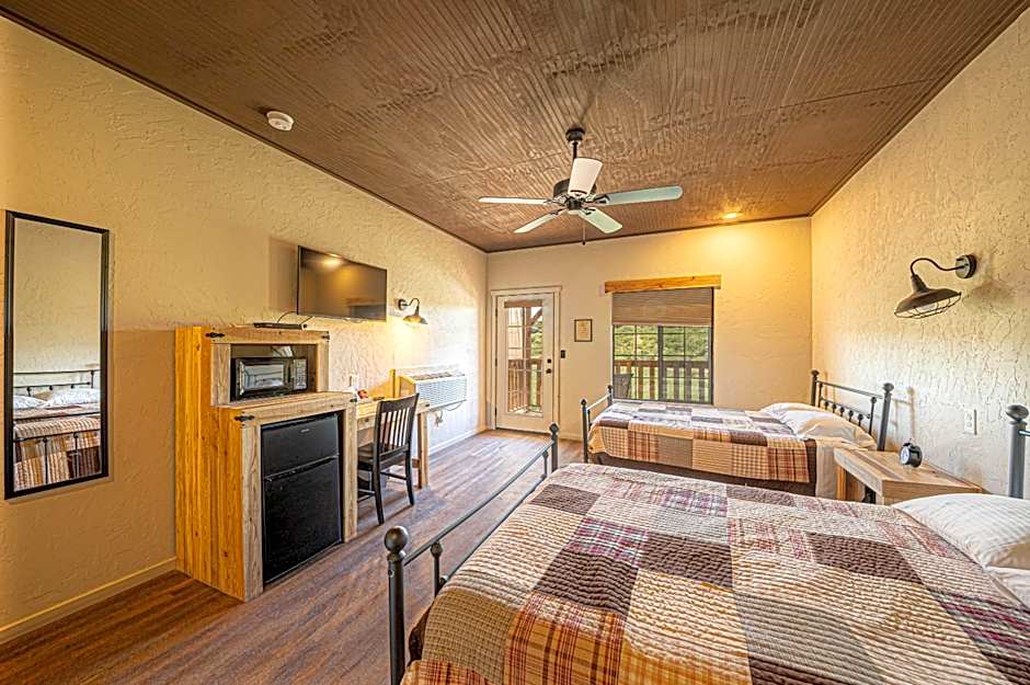-Pet Friendly- Miners Cabin #5 -Two Double Beds - Private Balcony
