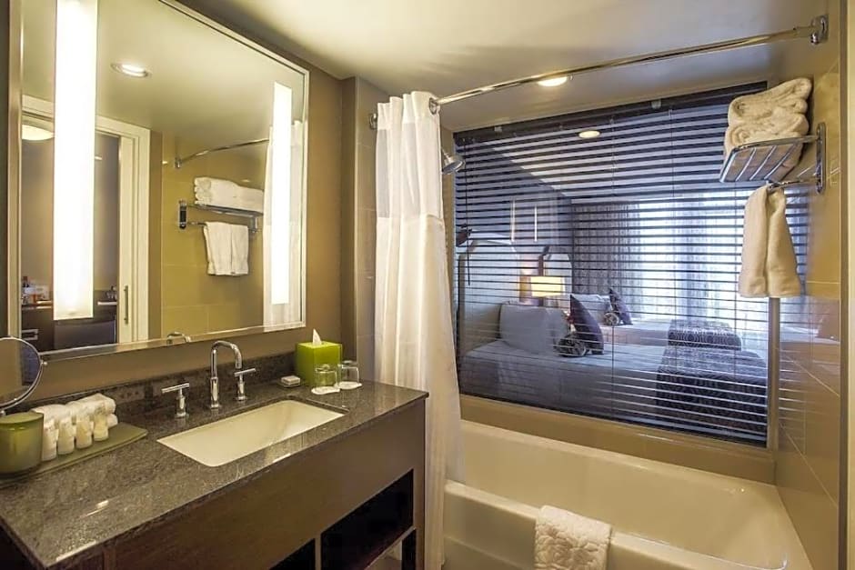 Pinnacle Hotel At The Pier