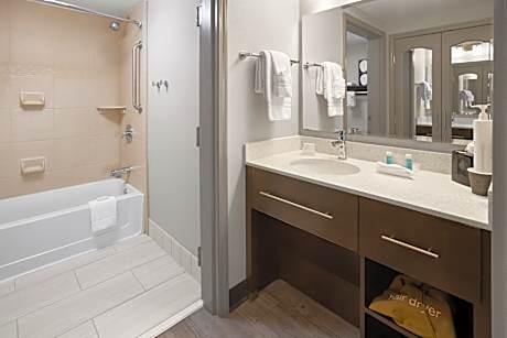 2 Queen Hearing Accessible Suite Nonsmoking