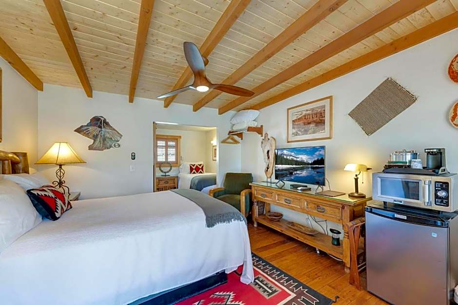 Stone Lizard Lodge