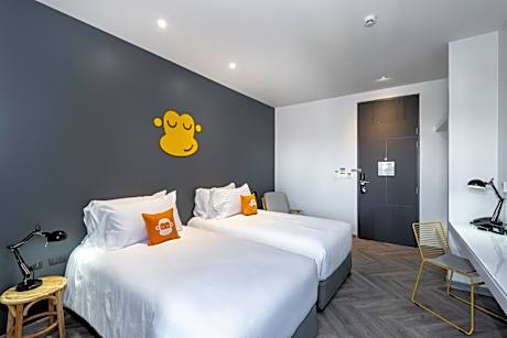 Deluxe Twin Bed with Outside Bathtub, Free 24hrs. Co-working space