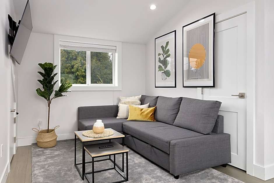 Newly built Laneway Home 1 BD Centrally located