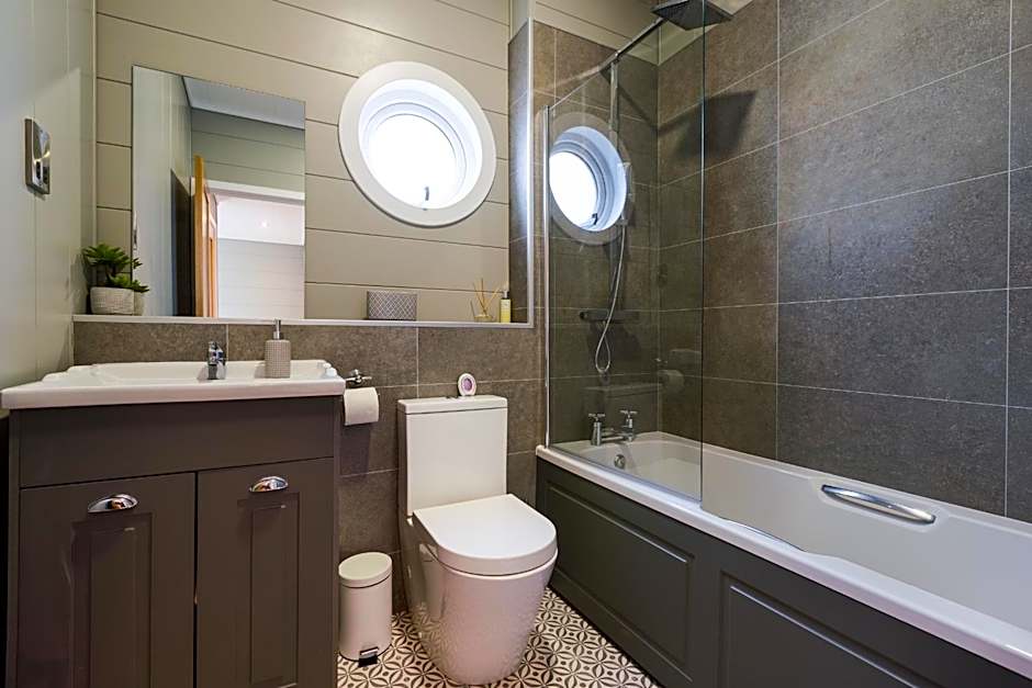 Berth 6 on Upton Lake, Upton-upon-Severn Home on Water