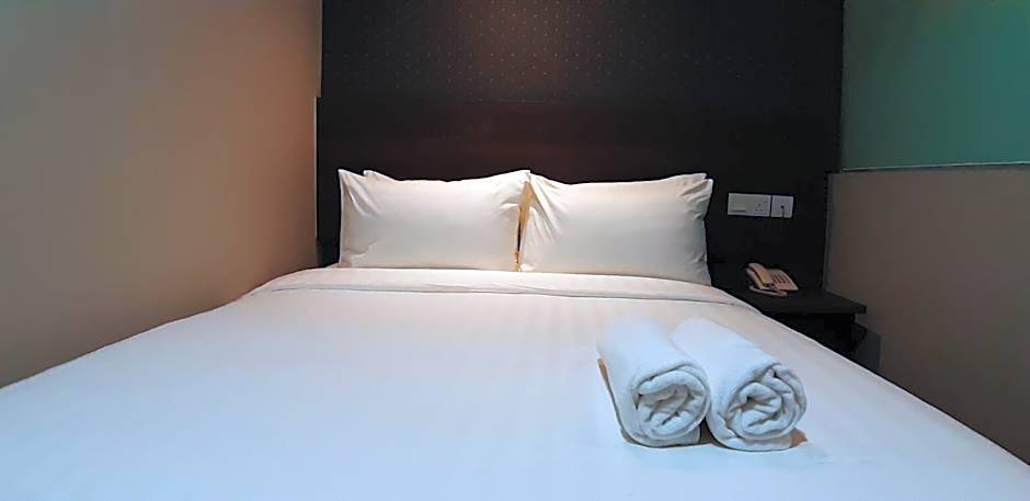 Photo 1 of 4 of Mini 1 Queen Bed, Windowless