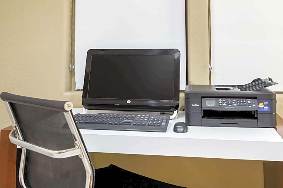 Super 8 by Wyndham Montrose