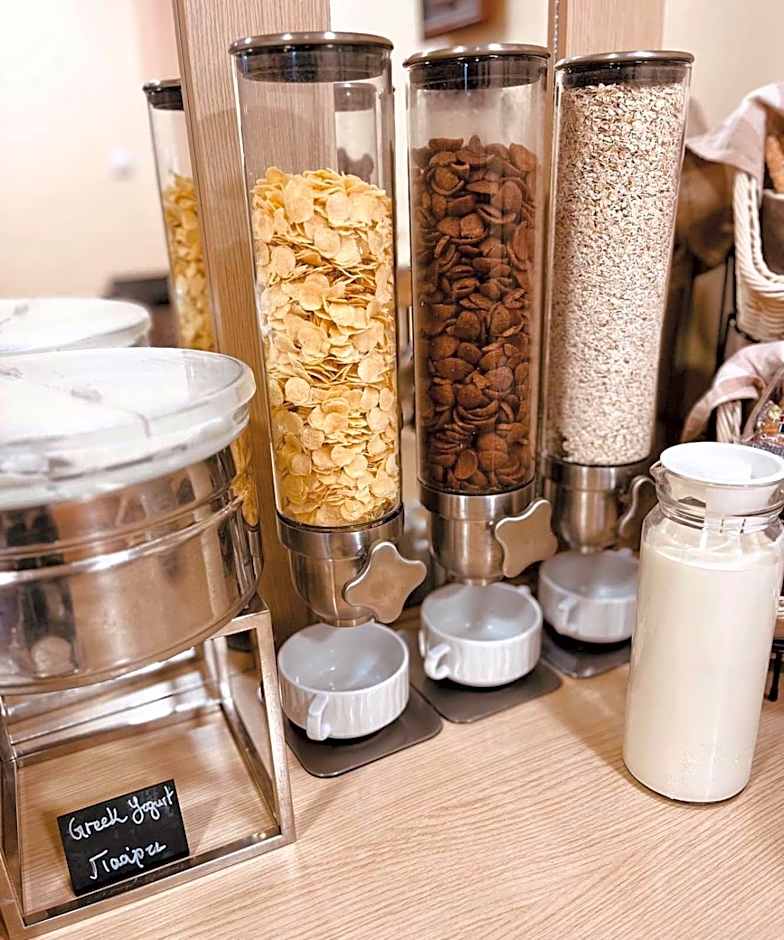 Triton Hotel Piraeus