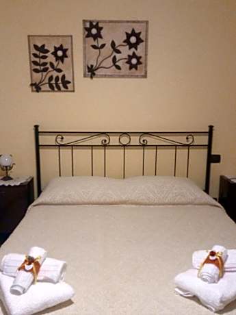 Basic Triple Room with Shared Bathroom