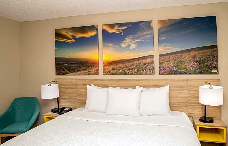 Days Inn and Suites by Wyndham Hammond, IN