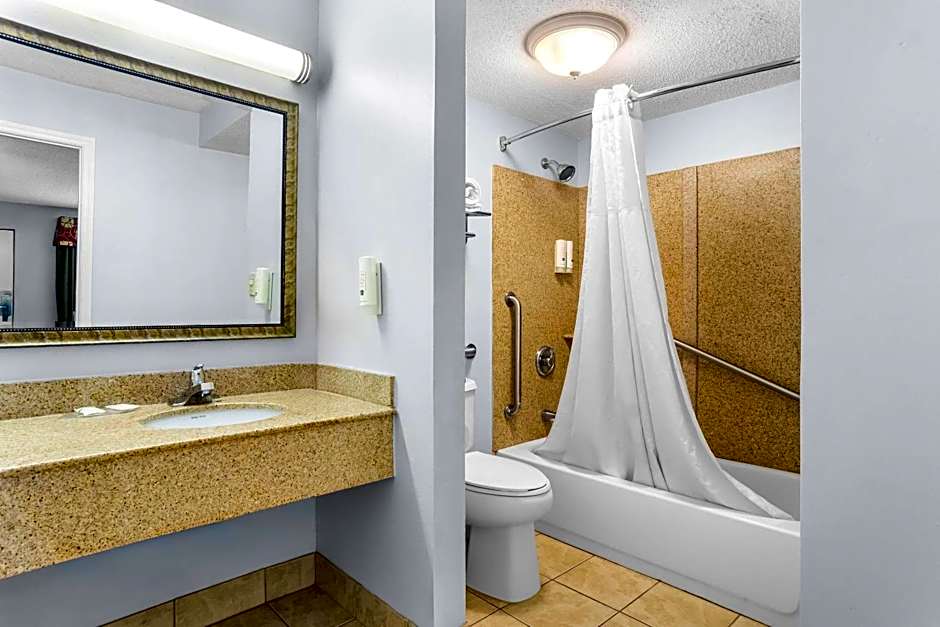 Quality Inn & Suites Greenville - Haywood Mall