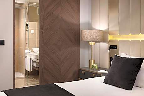 Deluxe The Level Room