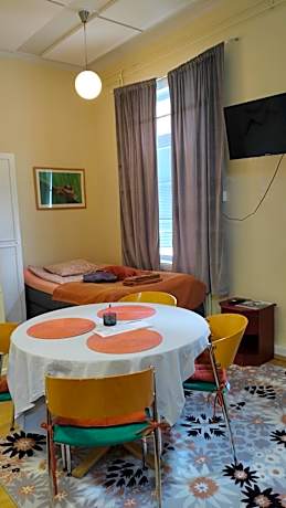 Private Triple Hostelroom with shared shower and toilet