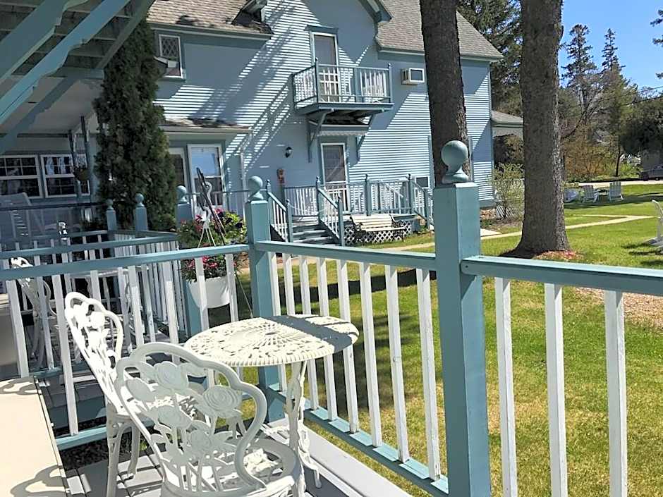 THE HARBOR LIGHT INN