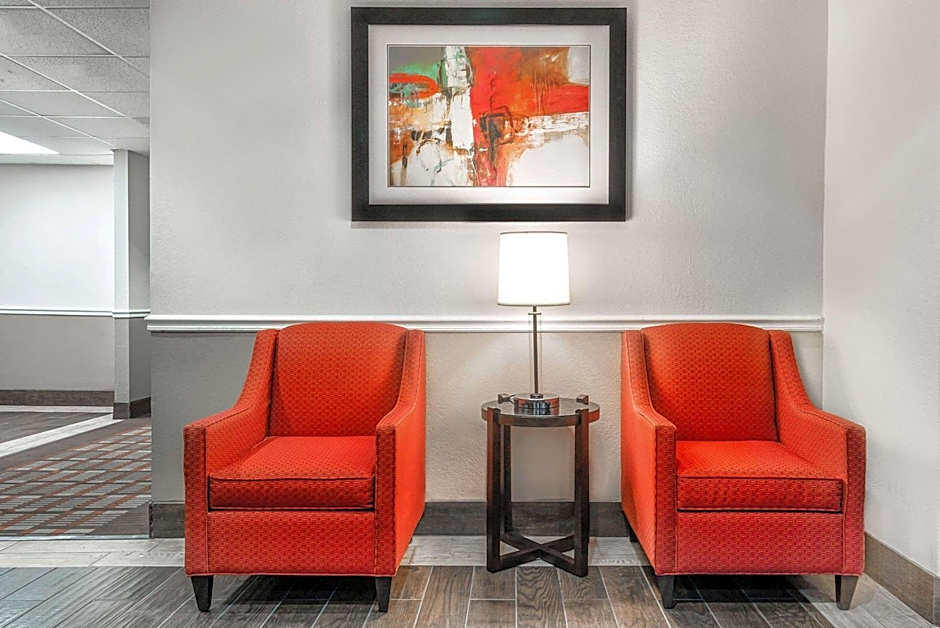 Days Inn & Suites by Wyndham Dallas