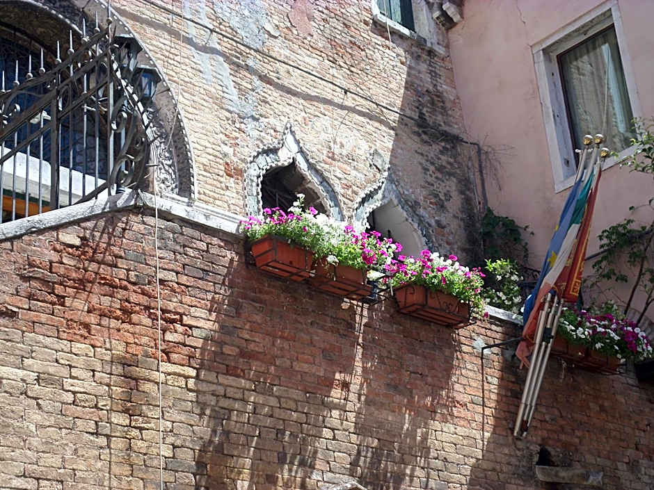 Palazzo Lion Morosini - Check in presso Locanda Ai Santi Apostoli