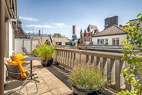One-Bedroom King Suite with Rooftop Terrace