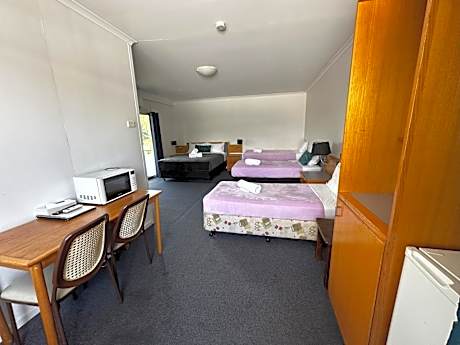 Family Room (Sleeps 6) (Upstairs)