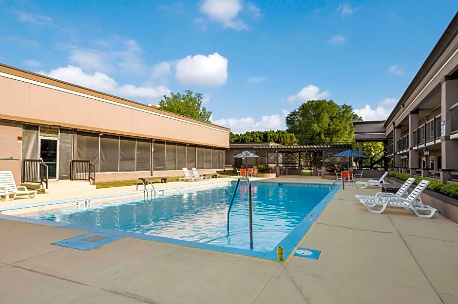 Clarion Inn & Suites Russellville I-40