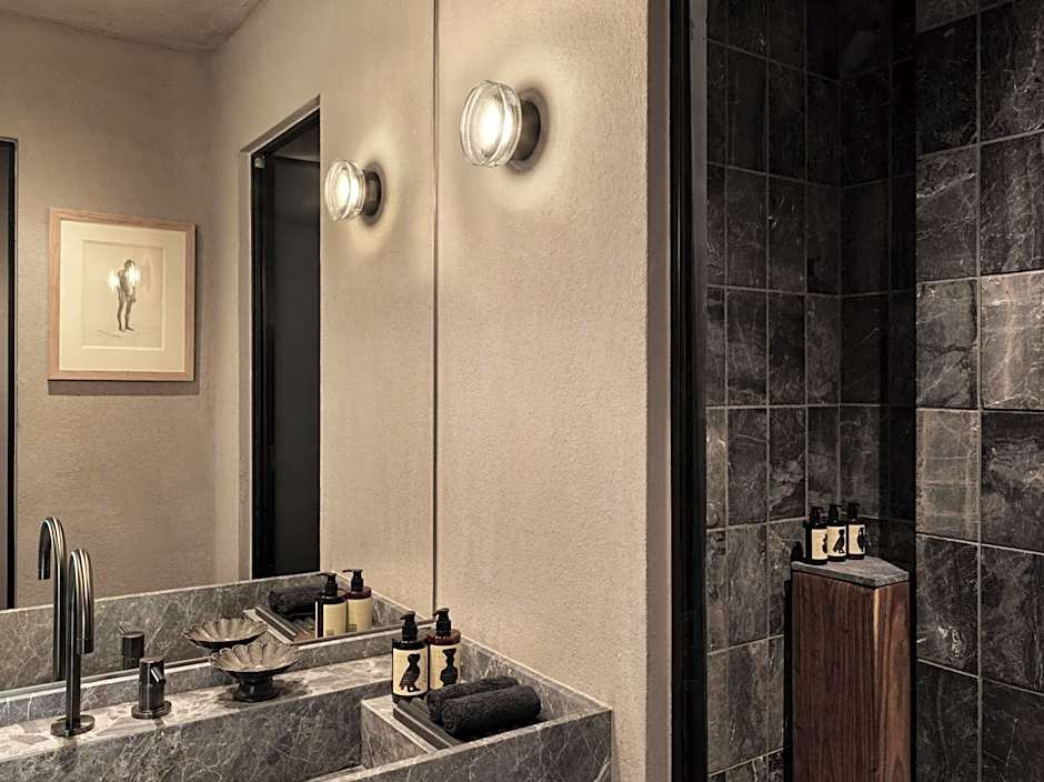 Monastik Living in Athina