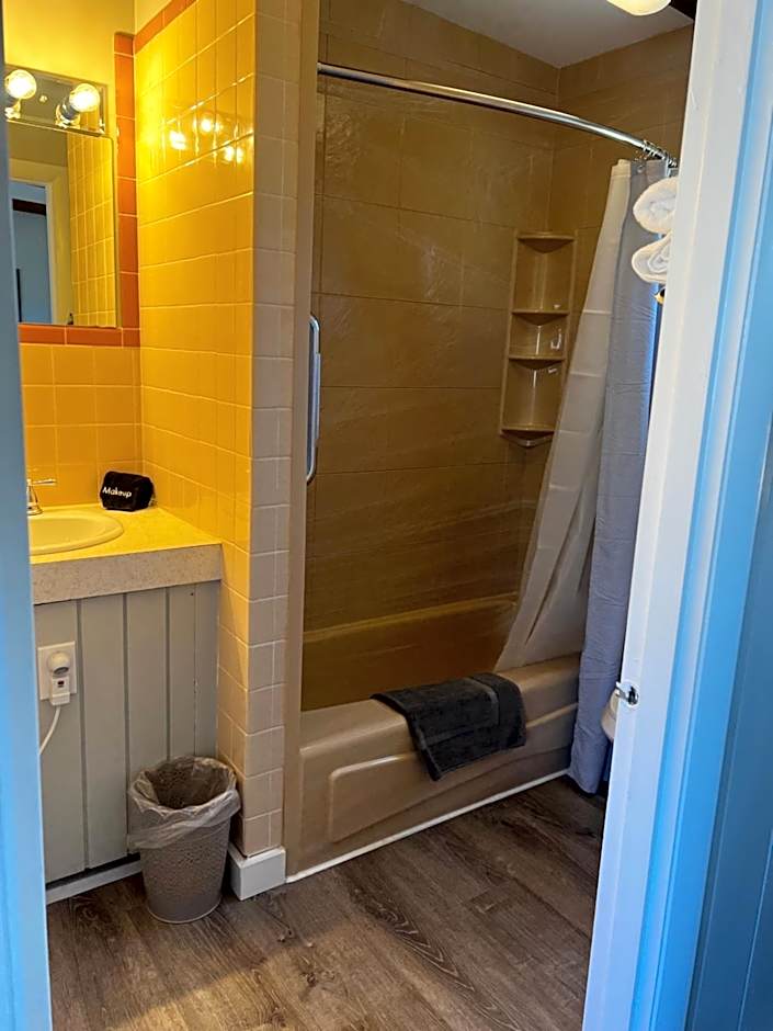 Claddagh Motel & Suites