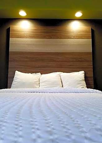Deluxe Queen Room with Two Queen Beds - Smoking