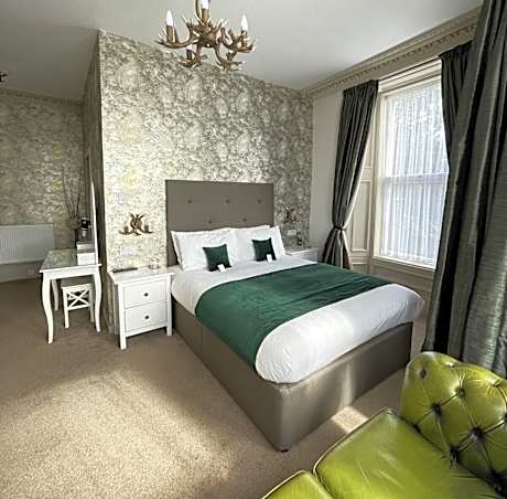1 Ground Level-Suite-Ensuite with Bath-Deluxe-Garden view