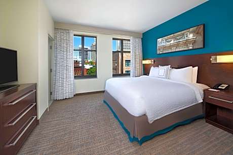 1 Bedroom Larger Suite, 1 King, Sofa bed, Corner room