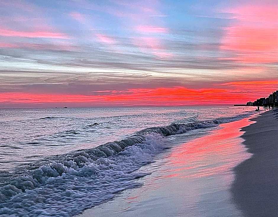 Sunrise Surprise 9th floor 2BR 2 BA King Suite Beach shuttle, heated pool!