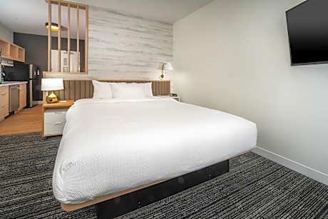 King Studio with Adapted Tub - Mobility Accessible